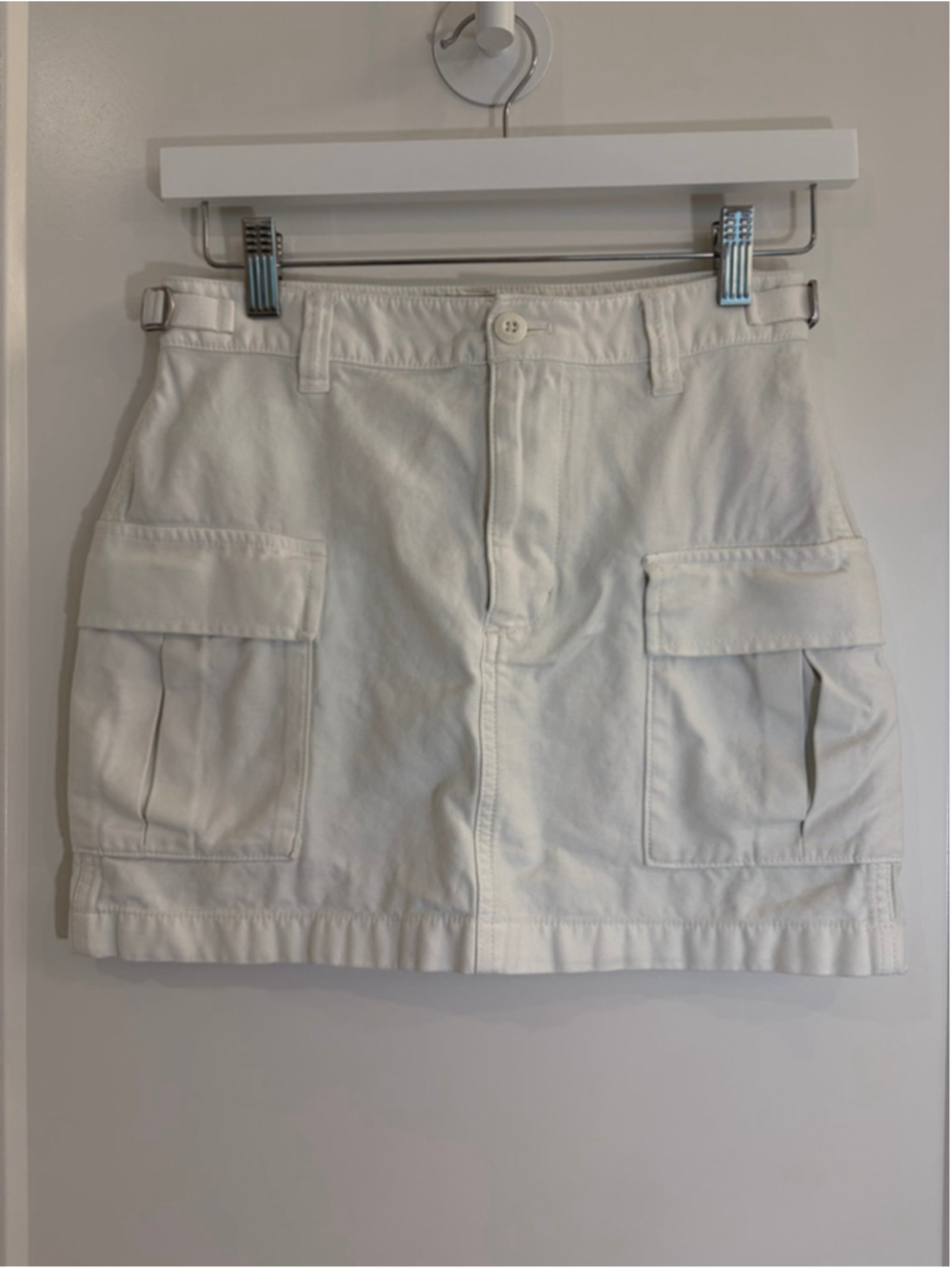 Aritzia TNA White Cargo Mini Skirt Size 2 Y2K Utilitarian Pockets